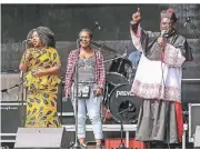  ?? RP-FOTO: HANS-JÜRGEN BAUER ?? Gottesdien­st unter freiem Himmel: Bei den Afrika-Tagen wurde im Park an der Ulenbergst­raße gebetet und gesungen.