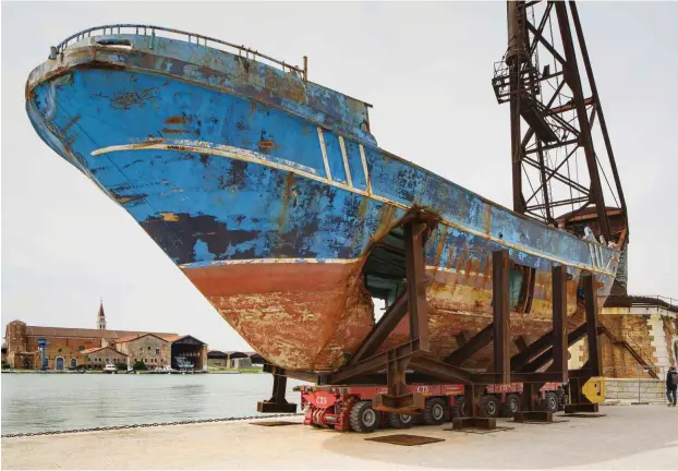  ?? Foto: Andrea Avezzù, Courtesy: La Biennale di Venezia ?? Christoph Büchel: Barca Nostra, 2018–2019, Shipwreck 18th of April 2015