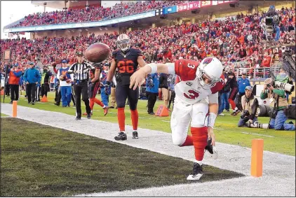  ?? TONY AVELAR/THE ASSOCIATED PRESS ?? Arizona quarterbac­k Carson Palmer (3) spikes the ball after running for the go-ahead touchdown against the 49ers.