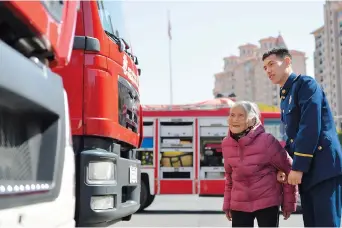  ??  ?? Zhang takes Tang to visit his workplace in Fenyi County.