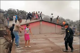  ?? PRENSA LIBRE/XINHUA ?? Civil Protection members evacuate residents from a house during the eruption of the Volcan de Fuego in Acatenango, Chimaltena­ngo Department, Guatemala, on Sunday.