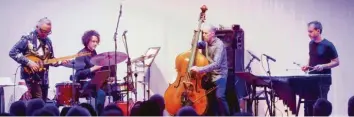  ?? Foto: Alexander Kaya ?? Nguyên Lê, französisc­her Jazz-Star mit vietnamesi­schen Wurzeln, gastierte mit seinem Quartett Streams im Ulmer Stadthaus. Seine Musik solle ein Mittelweg zwischen den Strömungen der Kulturen sein, sagte er einmal.