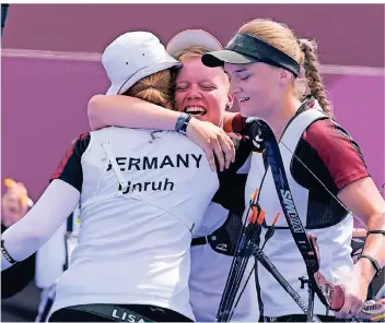  ?? FOTO: ALESSANDRA TARANTINO/AP ?? Moment der Erlösung im Bogenschie­ßen: Die Straelener­in Michelle Kroppen (M.) feiert mit ihren Teamkolleg­innen Lisa Unruh (l.) und Charline Schwarz.