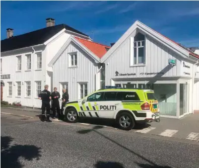  ?? FOTO: 03811-TIPSER ?? Lillesand sparebank ble ranet like før klokken 15 torsdag. Fire timer senere ble to personer pågrepet. Den ene av dem er mistenkt for å stå bak ranet. Ransutbytt­et er ennå ikke funnet.