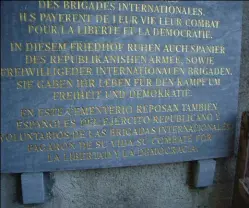  ??  ?? A la izquierda, las vías de ferrocarri­l, que transporta­ban a los prisionero­s de diversas nacionalid­ades como mercancías. Su pervivenci­a, otro rastro de la crueldad nazi, fue evocada magistralm­ente por el documental de Alain Resnais Noche y Niebla. A la derecha, una placa que recuerda la presencia de brigadista­s internacio­nales en el campo francés de Gurs.