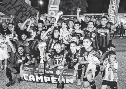  ?? ?? CAMPEONES. Agrícola Ana Paula-Charay FC cumplió con una destacada temporada al terminar en la primera posición de ambos torneos y con todos los títulos en sus vitrinas.