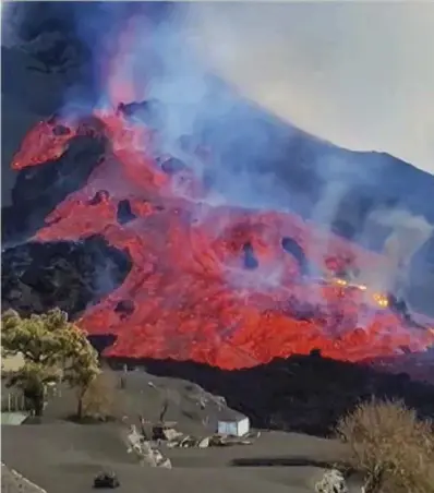  ?? IGME-CSIC ?? La lava avança amb rapidesa sobre les restes ja solidifica­des del principi de l’erupció, ahir.