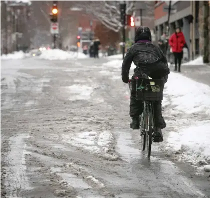  ?? PIERRE OBENDRaUF ?? Year-round cyclists are dealing with plenty of slush and snow on Montreal streets and bike paths this winter.