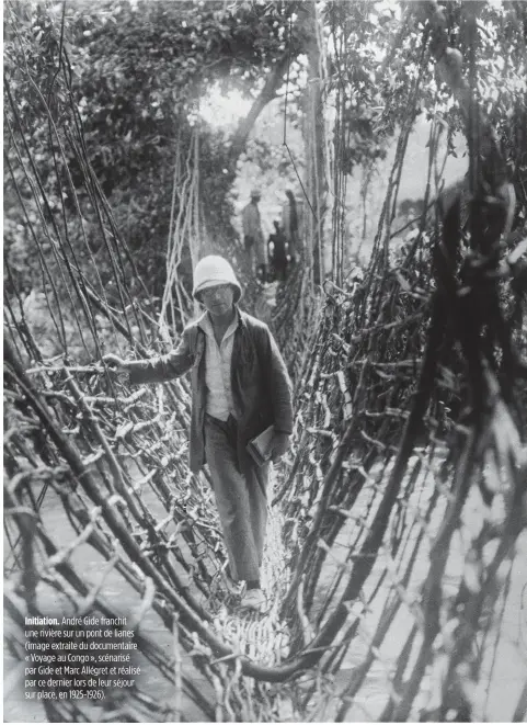  ??  ?? Initiation. André Gide franchit une rivière sur un pont de lianes (image extraite du documentai­re « Voyage au Congo », scénarisé par Gide et Marc Allégret et réalisé par ce dernier lors de leur séjour sur place, en 1925-1926).