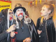  ?? FOTO: EUGEN KIENZLER ?? Gar schaurig: Der Auftritt der drei Vampire Ulrike und Erwin Keßler und Katharina Moosbrucke­r (von links).
