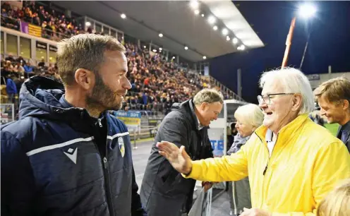  ?? FOTO: TINO ZIPPEL ?? Feiern am selben Tag Geburtstag: Jenas neuer Trainer Andreas Patz (38, links) gratuliert Peter Ducke zum 80.