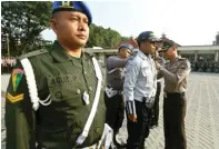  ?? BOY SLAMET/JAWA POS ?? MULAI OPERASI PATUH SEMERU: Kapolresta Sidoarjo Kombespol Himawan Bayu Aji memakaikan pita tugas kepada petugas dishub Arief S. Wicaksana kemarin.