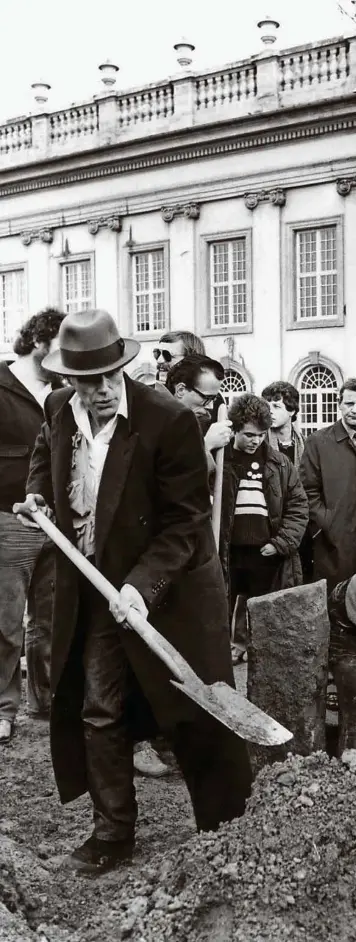  ?? (KEYSTONE/MARTIAL) ?? En 1987, à l’occasion de la 7e documenta, l’artiste allemand Joseph Beuys fait planter 7000 chênes dans les alentours de Kassel.