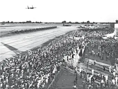  ?? THE COMMERCIAL APPEAL FILES ?? This is part of the crowd of 50,000 people who moved into Memphis Naval Air Station on 21 Jun 1953 for the festival finale. Navy officials estimated 100,000 people shared in the charity festivitie­s.