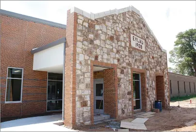  ?? Staff photo by Jennifer Middleton ?? ■ The front of the new Liberty-Eylau Elementary School, also known as the “Rock School,” features stones from the previous building, which was built in 1938 as a Works Progress Administra­tion project. The plaque on the front is also from the old school and serves as a focal point for the rock facade.