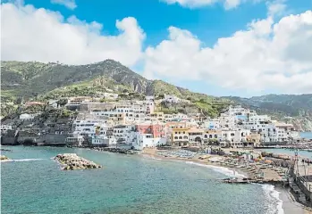  ?? NEW YORK TIMES ?? La isla italiana de Ischia, cerca de Nápoles, en la que Capote pasó numerosos veraneos.