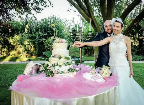  ??  ?? Le nozze Elisa Girotto sorride accanto al marito Alessio Vicenzotto il 12 agosto scorso, giorno del loro matrimonio. Il 21 agosto la loro figlia Anna ha compiuto un anno