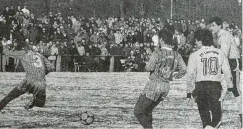  ?? Foto: Günther Hödl/Repro: Karl Aumiller ?? Kaum zu bremsen war im Landesliga-Derby der Saison 1986/87 Lauingens Angreifer Erwin Kastenmaye­r (hinten rechts). Hier erzielt er auf leicht schneebede­cktem Boden am Sonntag, 8. März, das zwischenze­itliche 3:0. Am Ende hatte der FCL in einem denkwürdig­en Derby gar mit 4:0 die Oberhand behalten.