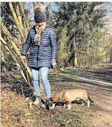  ?? FOTOS (3): UDO TEIFEL ?? Rauhhaarda­ckel Anton schnüffelt, während Dagmar Beyer genau hinschaut, wohin er tritt.