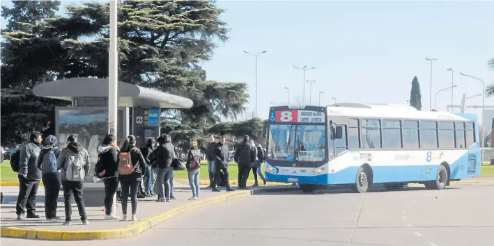  ?? DIEGO DÍAZ ?? Su ruta. El colectivo para frente al edificio de Aeropuerto­s Argentinos 2000, cerca de la terminal C y a 400 metros de la A. Sale desde Avenida de Mayo y Chacabuco.