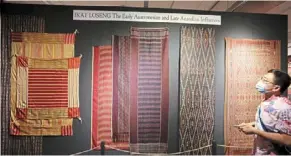  ?? ?? An exhibit shows how trans-regional trade in the Malay world influenced the designs for warp ikat.