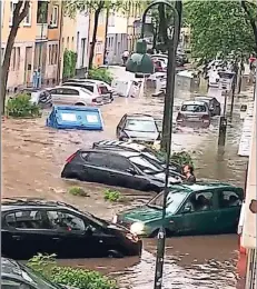  ?? FOTO: KORNSENSEN­TIMI/TWITTER ?? Wassermass­en ließen geparkte Fahrzeuge in Aachen wegschwimm­en.