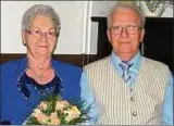  ??  ?? Margot und Gerhard Neumann sind seit  Jahren ein Ehepaar. Sie feierten das am Wochenende gebührend im „Roten Hirsch“. Foto: Rüdiger Schwanz