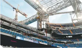  ??  ?? La afición regresó al Bernabéu, después de 560 días y aún en plena remodelaci­ón.