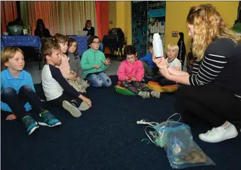  ??  ?? Louise Overy tells young participan­ts in her ‘How to be an Ocean Hero’ workshop in Mara Beo on Sunday about how the overuse of everyday plastic items is leading to a critical pollution problem in our oceans. Photo by Declan Malone