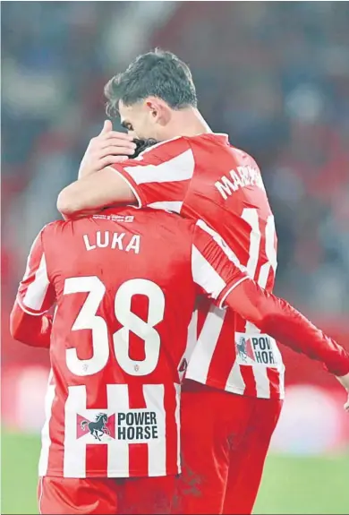  ?? JAVIER ALONSO ?? Luka Romero y Marc Pubill celebran el segundo tanto del argentino contra el Atlético de Madrid.