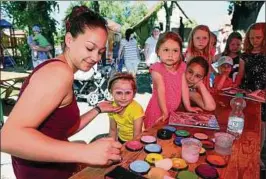  ??  ?? Auch Larissa () aus Orlishause­n ließ sich beim Kinderfest in Vogelsberg schminken. Danach konnte man sich fotografie­ren lassen. Foto: Peter Hansen