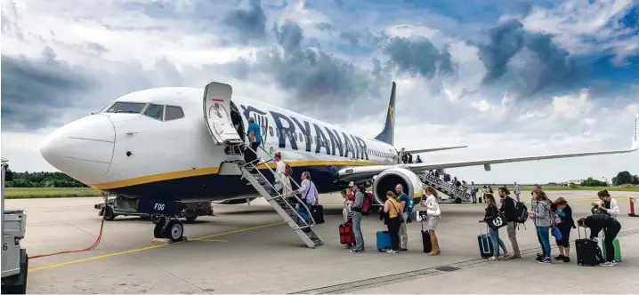  ?? Fotos: Ralf Lienert ?? Von Memmingerb­erg aus in die Welt: Ryanair ist die wichtigste Fluggesell­schaft am Allgäu Airport. Die Billigairl­ine fliegt von dort aus unter anderem Palma de Mallorca, Barcelona und London an.