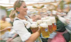  ?? FOTO: DPA ?? Drei Wiesn-Festhallen verkaufen das Bier zum Höchstprei­s.