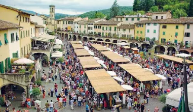  ??  ?? Tra gli stand Piazza Matteotti a Greve in Chianti durante l’Expo del Chianti Classico