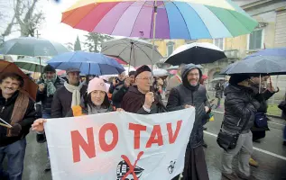  ??  ?? La protesta Una manifestaz­ione dei No Tav a cui hanno partecipat­o anche i frati del Frassino