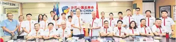  ?? ?? Datuk Frankie Liew (fifth from left in the front row) presenting a souvenir on behalf of SCCC to Victor Kou.