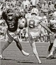  ?? Michael Ainsworth / Associated Press ?? Oklahoma linebacker David Ugwoegbu blocks a punt by UT punter Ryan Bujcevski in the second quarter.