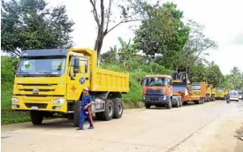  ?? —RICHEL V. UMEL ?? Some of the trucks and constructi­on equipment donated by China for rebuilding Marawi City.