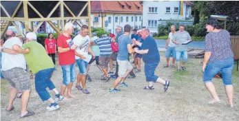  ?? FOTO: ANGELA KÖRNER-ARMBRUSTER ?? Bei der Probe ging es hoch her – Spaß hatten die Schauspiel­er allemal.