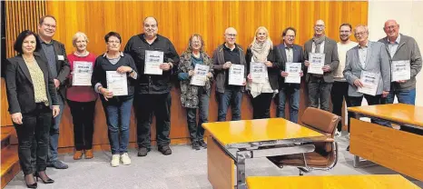  ?? FOTO: BVO ?? Bei der Mitglieder­versammlun­g des Betreuungs­vereins Ostalbkrei­s sind treue Mitglieder geehrt worden. Links die Vorsitzend­e Margit Schiele und Geschäftsf­ührer Andreas Lasermann.