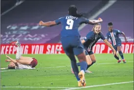  ?? FOTO: GYI ?? Signe Bruun y Marie-antoinette Katoto celebran el gol decisivo del PSG