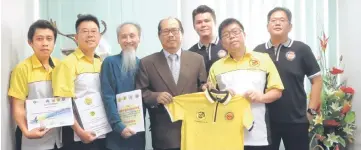  ??  ?? JBS director Abdul Haris Ishak (fourth left) hands over the course kit to PTNSWS president Matthew Lee (second right) as (from right) Nelson Nguang, Vincent Thong and others look on.