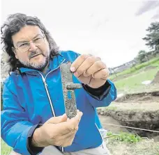  ??  ?? Vedoucí archeologů Pavel Vařeka ukazuje pozůstatky tábora, které se našly při výzkumu.