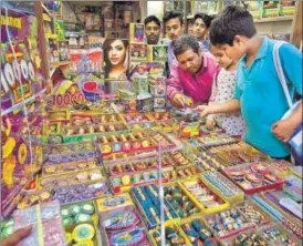  ?? RAJ K RAJ/HT PHOTO ?? Delhiites buy firecracke­rs from a shop near Jama Masjid on Saturday.