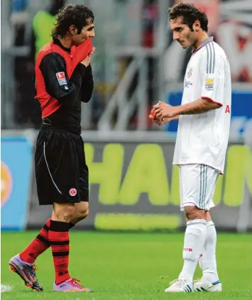  ?? Foto: Arne Dedert, dpa ?? Bruderduel­l: Halil (links) und Hamit Altintop 2010 in der Partie Eintracht Frankfurt gegen den FC Bayern. Inzwischen trägt Halil das Trikot des FC Augsburg, Hamit das des SV Darmstadt.