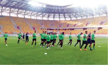  ??  ?? José Gomes orientou um treino de adaptação ao relvado do estádio Miejski