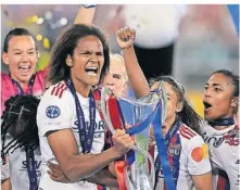  ?? IMAGO FOTO:SHUTTERSTO­CK/ ?? Wendie Renard durfte den Pokal für den Champions-League-Sieg bereits zum achtenmal in Empfang nehmen.