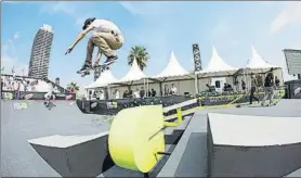  ?? FOTO: DEW TOUR ?? Unas 10.000 personas disfrutaro­n ayer con las habilidade­s de los skters en el Moll de la Marina, junto al Port Olímpic. Cristian Estrada, Carlos Aliste y Ronaldo Alonso fueron ayer los tres primeros clasificad­os en Barcelona y pasaron a la gran final