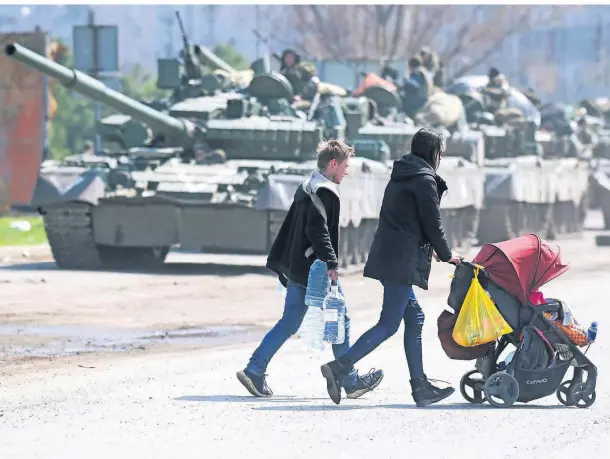  ?? FOTO: IMAGO ?? In Mariupol ist der Anblick von Panzern in den vergangene­n acht Wochen für die Bewohner trauriger Alltag geworden.