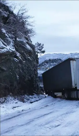  ??  ?? Mandag morgen sto dette latviske vogntoget uten kjettinger bomfast i Hogga nstien ved avkjørsele­n til Lyngdal havn. Ny vei kan bli ofret av fylkeskomm­unen dersom det ikke finnes penfarsund­s ger i Listerpakk­en.